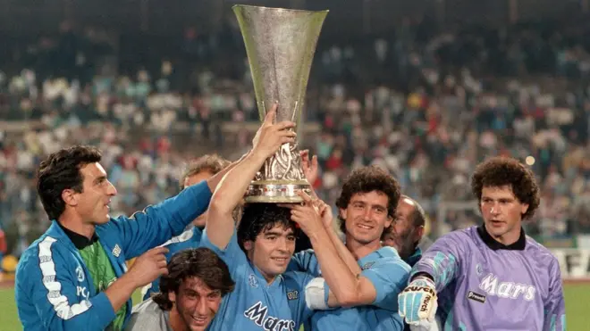 Diego Maradona, UEFA Kupası'nı kaldırıyor