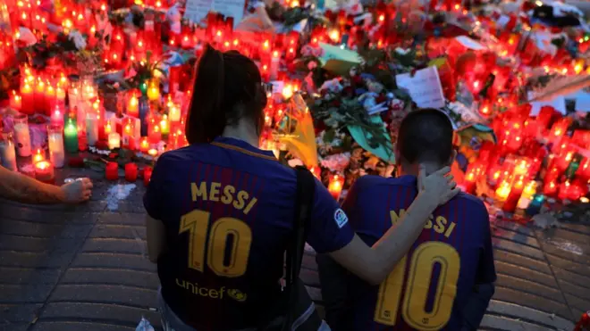 Люди приносят свечи и цветы на Лас Рамблас, к месту теракта