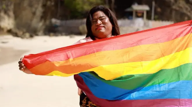 Bunda Mayora memegang bendera pelangi