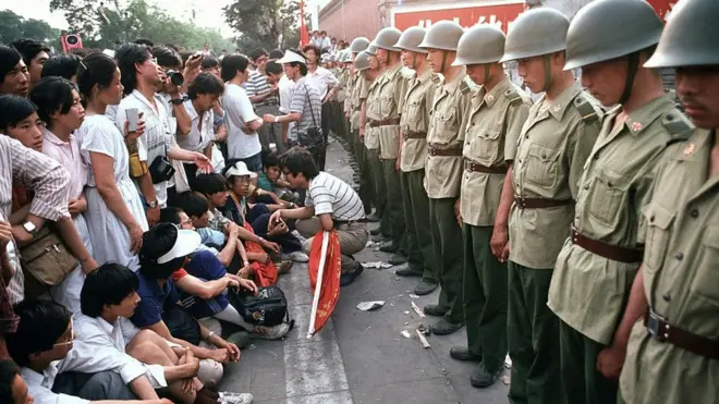 Người biểu tình ngồi trước mặt các binh lính canh gác ở đại lộ Chiangan hôm 1/6/1989