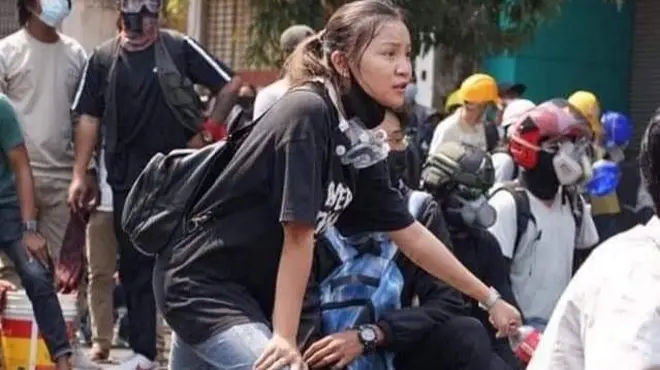 သူ့လက်ထဲမှာ လက်နက်နဲ့ ဆင်ဆင်တူတာဆိုလို့ ကိုကာကိုလာပုလင်းပဲ ပါပါတယ်။