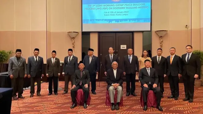 คณะพูดคุยเพื่อสันติสุขจังหวัดชายแดนภาคใต้นำโดย พล.อ. วัลลภ รักเสนาะ ถ่ายภาพร่วมกับคณะผู้แทนบีอาร์เอ็น และผู้อำนวยความสะดวกของมาเลเซียในระหว่างการพบปะกันที่กัวลาลัมเปอร์ วันที่ 11-12 ม.ค.2565