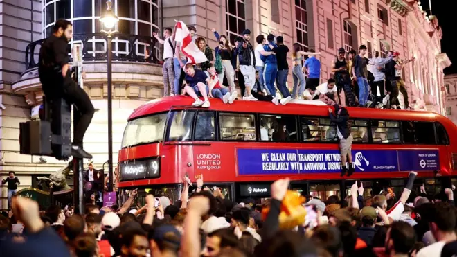 No Piccadilly Circus de Londres, torcedores bloquearam o tráfego enquanto comemoravam vitória da Inglaterra na semifinal