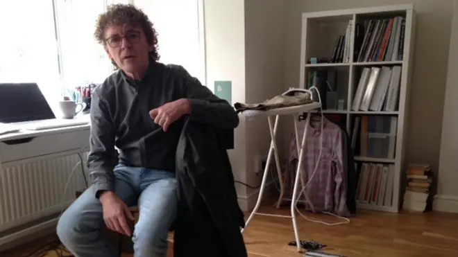 Barney'nin kendisine otistik teşhisi konmadan önce bir evi, ailesi ve işi vardı