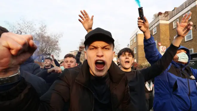 Английские фанаты были явно недовольны решением любимых клубов