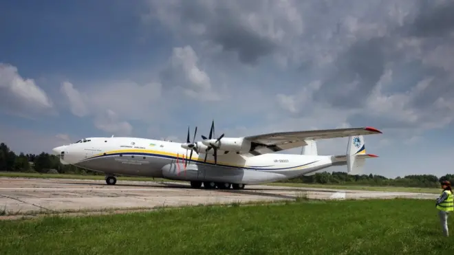 Літак Ан-22 "Антей" на аеродромі у Гостомелі