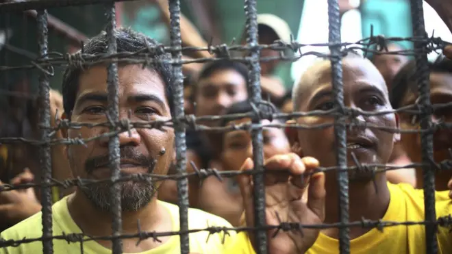 Sejumlah tahanan yang tidak melarikan diri dari Penjara Distrik Kotabato Utara di Kota Kidapawan, Filipina.