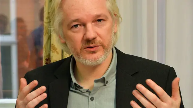 يخشى أسانج من تسليمه إلى أمريكا حيث قد يُحاكم بتهمة تسريب وثائق عسكرية ودبلوماسية أمريكية