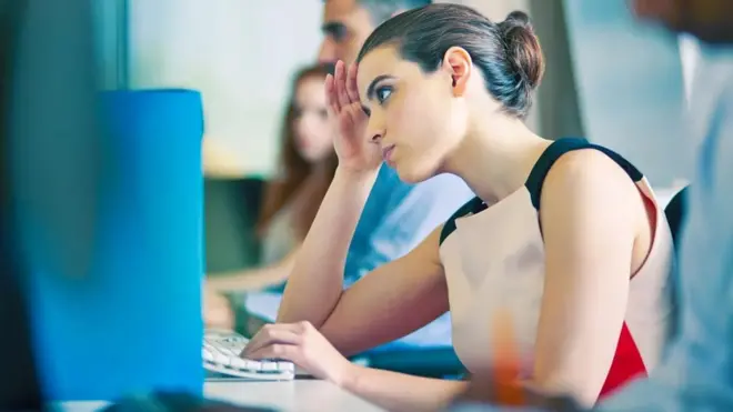 షిఫ్టులు మహిళ