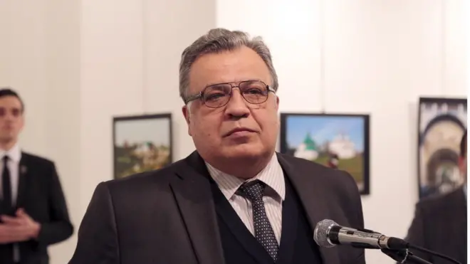 Andrey Karlov trước khi bị bắn