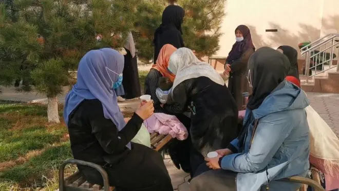 Амалдаги Маъмурий жавобгарлик тўғрисидаги кодексда сақланиб қолаётган жавобгарликка кўра, жамоат жойида ибодат либосида юрганлар БҲМнинг 5 бараваридан 10 бараваригача миқдорда жаримага тортилиши ёки 15 суткага қадар маъмурий қамоққа юзланиши мумкин