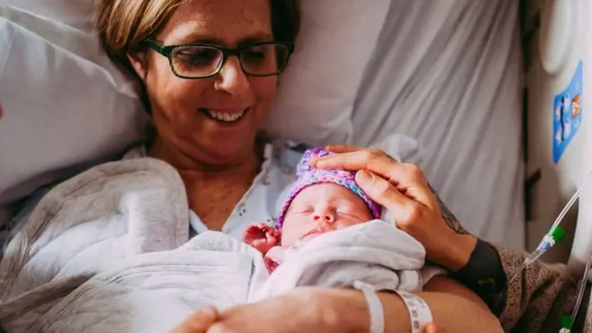 塞茜爾透過人工授孕，上星期為兒子產下女孩，同時為自己添孫。