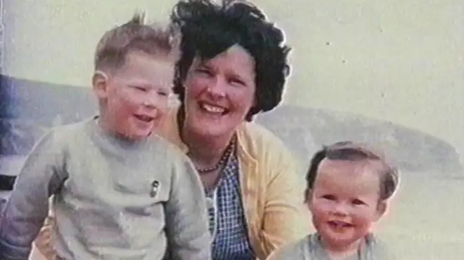 Anthea y sus dos hijos mayores, Jonathan y Christine. Foto: Anthea Ring.