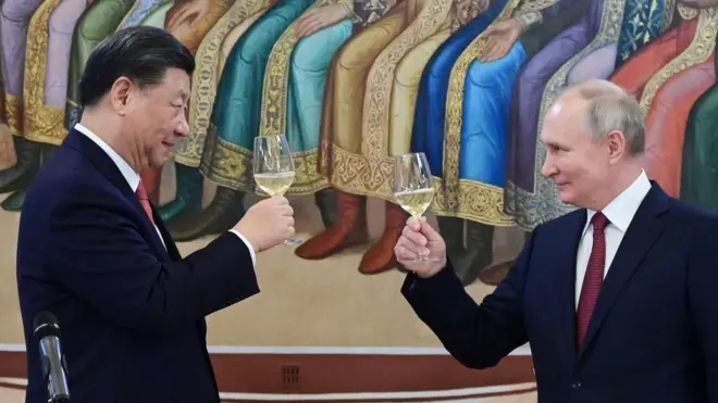 Hai ông Tập và Putin "nâng ly vì tình hữu nghị" ở Điện Kremlin hôm 21/03