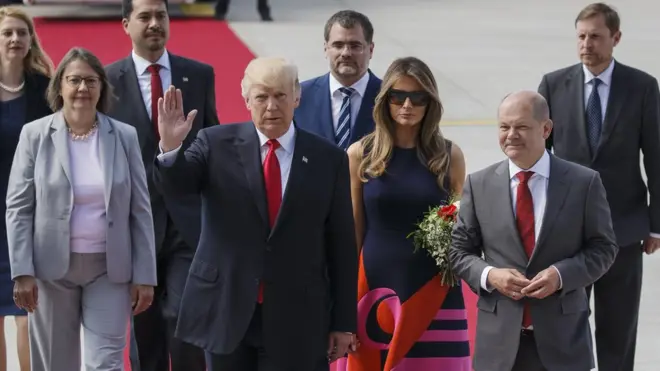 د امريکا ولسمشر ډونلډ ټرمپ له خپلې مېرمنې سره هامبورګ ته رسېدلی