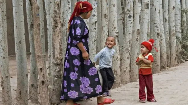 Uyg'ur ayoli bolalar bilan