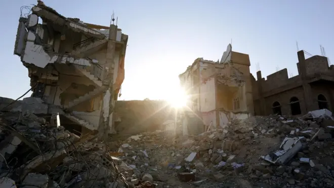 لقطة لمبان مدمرة في اليمن