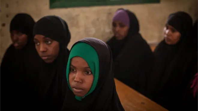 وفقا لمنظمة اليونيسف فإن 98% من الفتيات والنساء في الصومال قد تعرضن لعملية ختان رغم أن الدستور يحظر هذا الإجراء، دون أن يجرّمه.