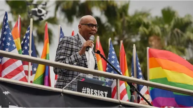 變裝皇后露波（RuPaul）在洛杉磯同性戀大遊行中發表演講。