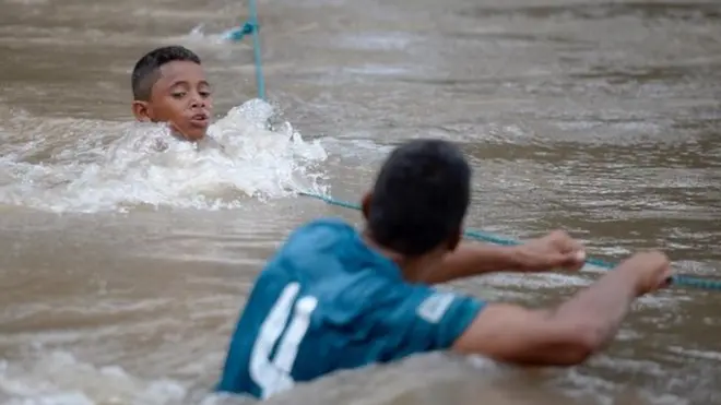 Animado por su madre desde la orilla, David consiguió cruzar el río Goascorán sin problema.