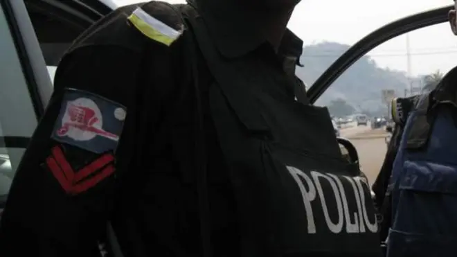 Polisi ya Nigeria irimo gushakisha abandi bacyekwa kuba muri icyo gico