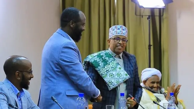 Namoonni Majlisaa fi koree fala barbaadduu wayita wal dubbisan.