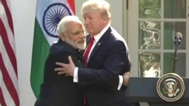 عام طور پر صدر ڈونلڈ ٹرمپ شدت سے ہاتھ ملانے کے لیے مشہور ہیں، بعض اوقات تو وہ کچھ لیڈرز کے قدم بھی ہلا چکے ہیں۔ لیکن انڈیا کے وزیراعظم نریندر مودی نے اس کا بھی حل نکال لیا۔