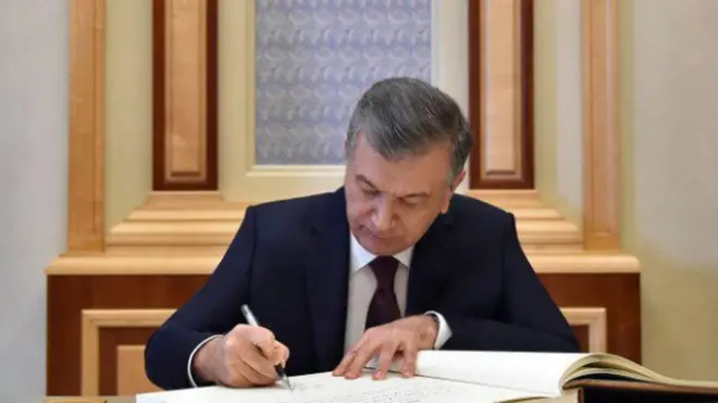 Президент Мирзиёев имзо қўяётган пайт
