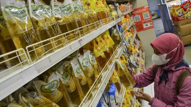 Pengunjung membeli minyak goreng kemasan di Pusat Perbelanjaan, Kabupetan Ciamis, Jawa Barat, Jumat (18/3/2022).