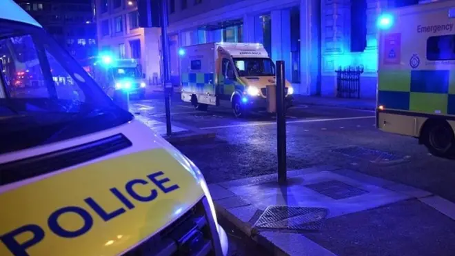 В результате серии нападений погибли несколько человек. Полиция разыскивает троих подозреваемых.