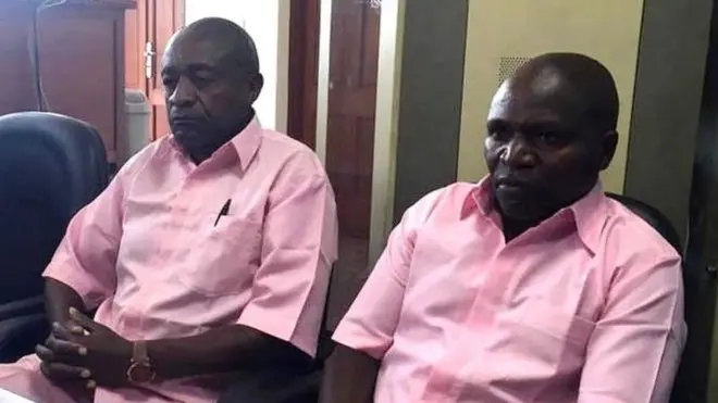 Ignace Nkaka uzwi nka La Forge Fils Bazeye (ibumoso) na Lt Col Nsekanabo Jean Pierre uzwi nka 'Abega', ubwo bari mu rukiko mu kwezi kwa mbere uyu mwaka