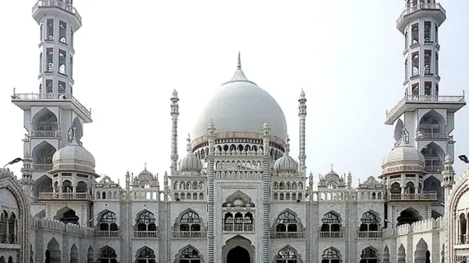 ماضی میں انتخابات کے دوران سیاسی جماعتوں کے رہمنا مسلمانوں کی حمایت حاصل کرنے کی غرض سے دارالعلوم کا دورہ کرتے رہے ہیں