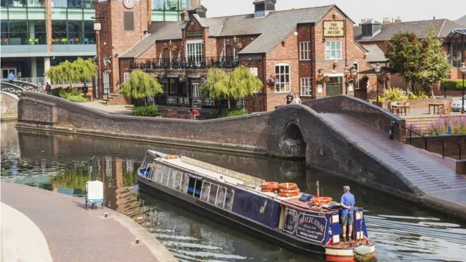 霍金斯說，伯明翰這個城市的運河比威尼斯還多，而且珠寶區更是前沿時尚和傳統技藝相融合的寶地。