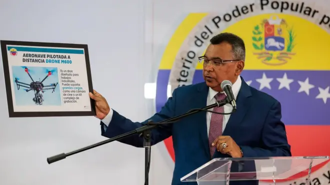 El ministro Reverol muestra el tipo de dron usado en el "atentado".