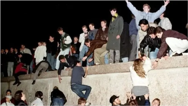 1989 నవంబరు 9న గోడదాటి వెళ్తున్న తూర్పు జర్మన్లు