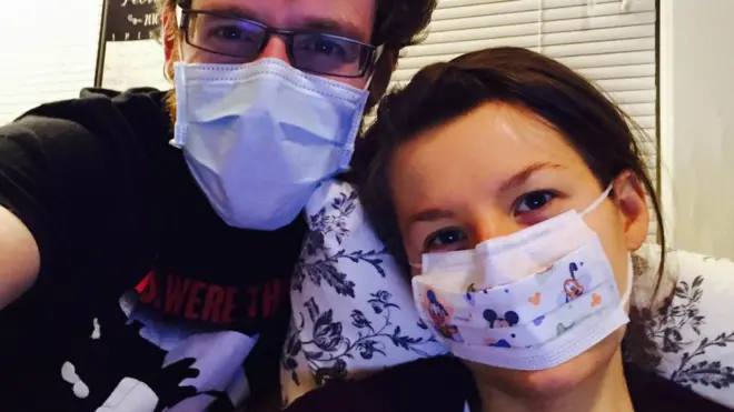 Johanna y Scott viven en cuartos separados pero en la misma casa.