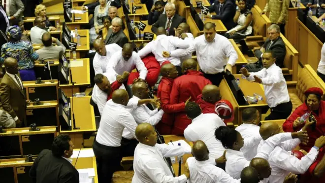 Feer ka bilowday dhismaha baarlamaanka