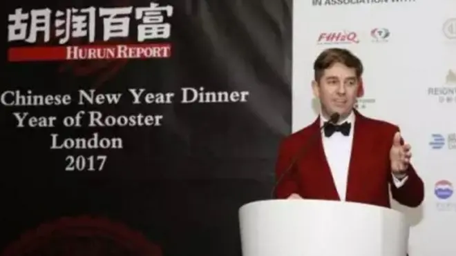 作为一名在中国生活工作二十多年的英国人，胡润的穿扮与言行，常常流露出浓浓的中国风，更不用说他那地道的中文。