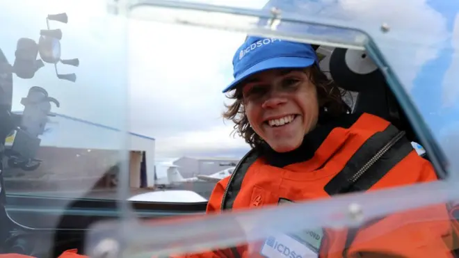 Mack Rutherford en la cabina de su avión