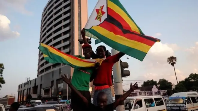 路透社报道，担任总统近40年的穆加贝在信中写道，他"自愿做出了辞职的决定"。