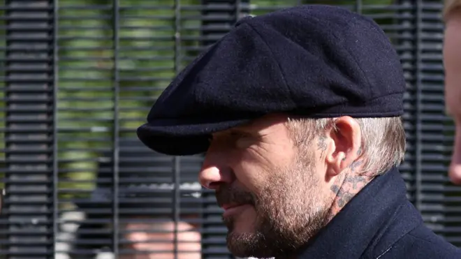 డేవిడ్ బెక్హమ్: 12 గంటలకు పైగా క్యూలో నిలబడి క్వీన్ ఎలిజబెత్ 2కు నివాళులు అర్పించిన స్టార్ ఫుట్బాల్ ప్లేయర్