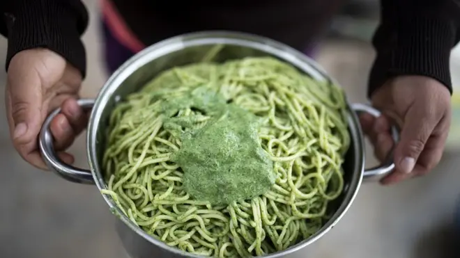 La comida comunal ha cambiado de los guisos de carne a la pasta.