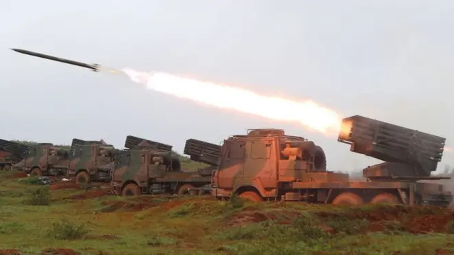 આ તસવીર ચીનમાં પીપલ્સ લિબરેશન આર્મી દ્વારા યોજાયેલી એક ડ્રીલની છે