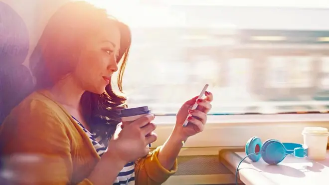 شابة تنظر في هاتفها الذكي