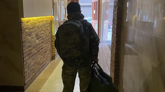 Spencer凖備離開波蘭克拉科夫的旅舍前往烏克蘭邊境