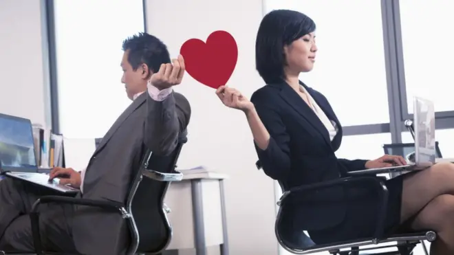 Gukundana mu bakorana, bikwiye kuba burenganzira cyangwa kirazira?