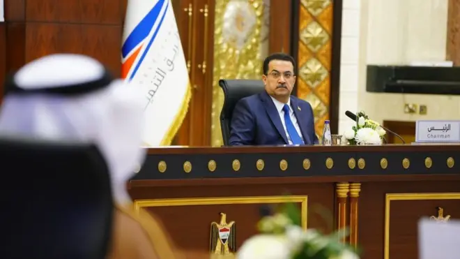 رئيس الوزراء العراقي محمد شياع السوداني خلال مؤتمر "طريق التنمية" في بغداد