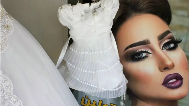 плакат с рекламой макияжа