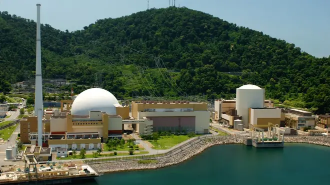 Usinas Angra 2 (à esquerda) e Angra 1 (à direita); os reatores, onde a energia nuclear é gerada, ficam dentro das estruturas brancas