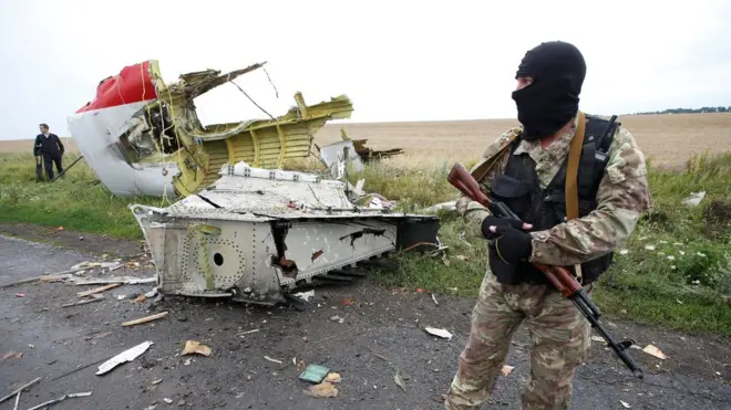 В причастности к крушению самолета подозревают около 100 человек